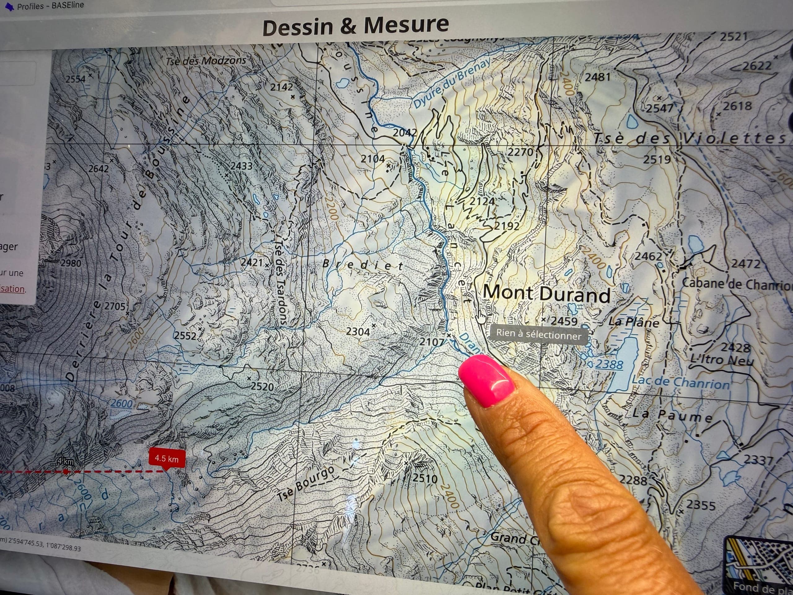 Un doigt pointe Mont Durand sur une carte topographique à l’écran, pour préparer la course au Grand Combin